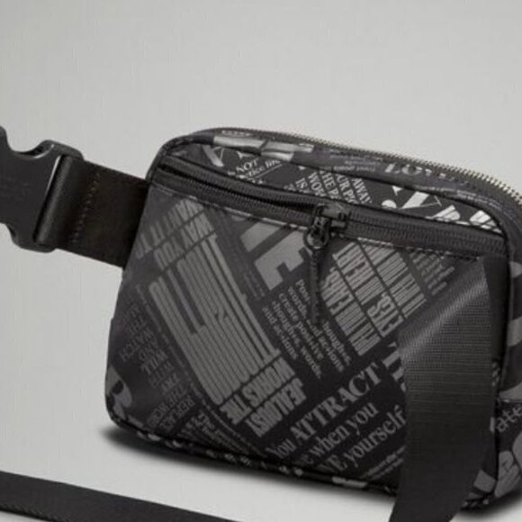 * NWT Lululemon Everywhere Belt Bag 1L *Manifesto Print - Black/Silver - Picture 4 of 10